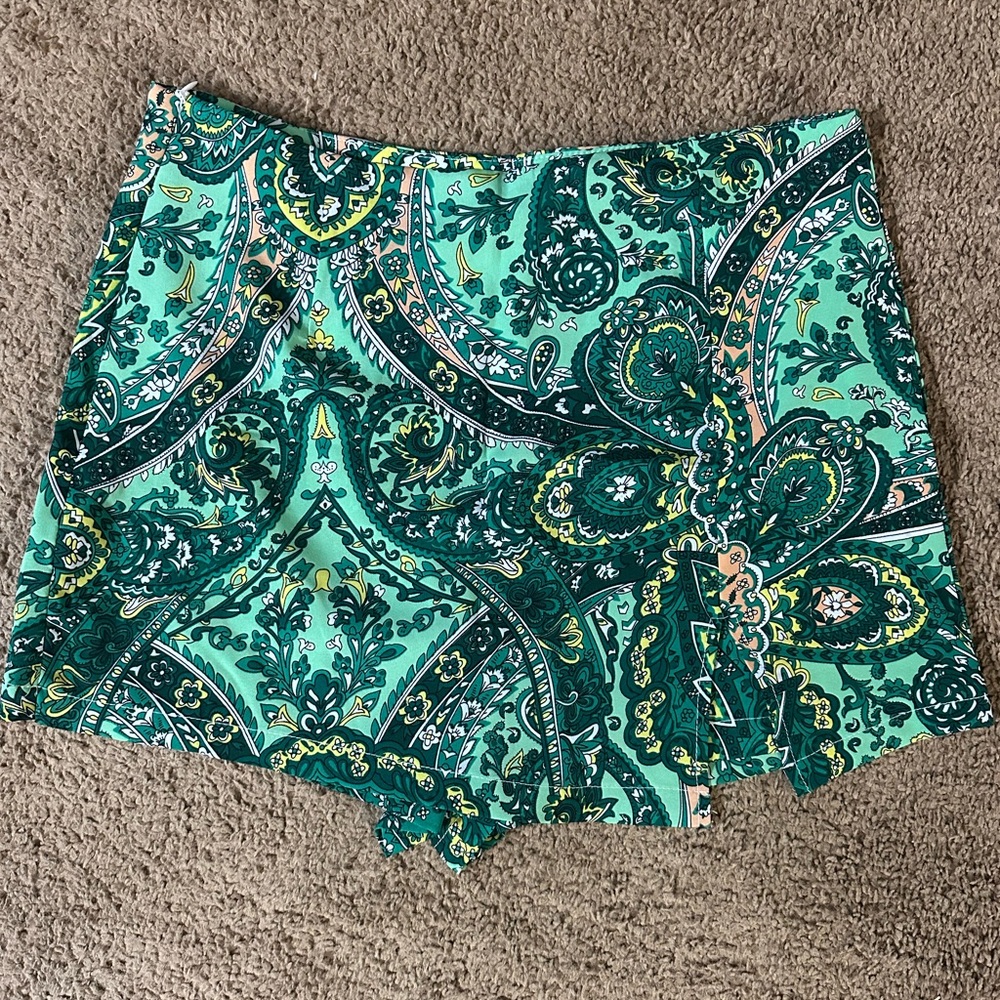 NEVER WORN SHEIN Green Paisley Skort